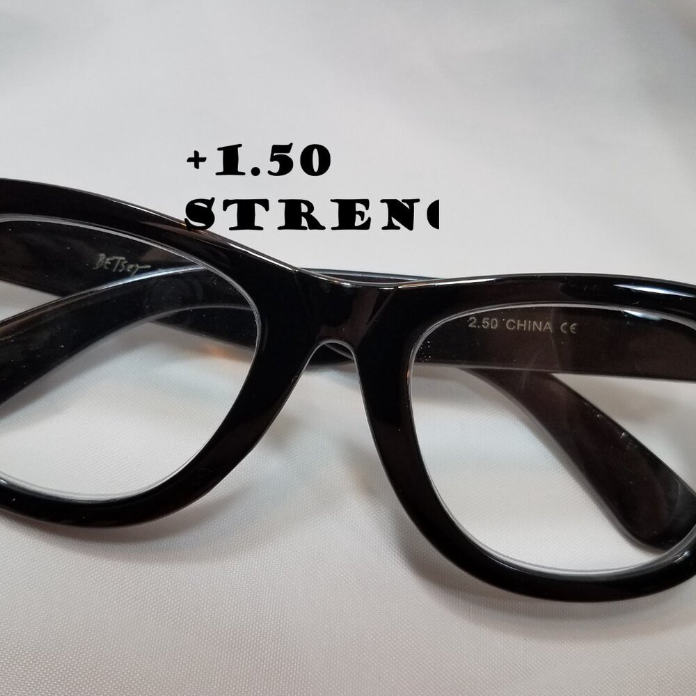 NEW +1.50 Betsey Johnson Reading Glasses
